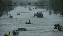 Une route transformée en fleuve avec des bateaux par dizaine à Houston ! Ouragan Harvey