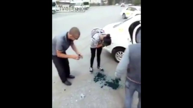 Elles payent pas le Taxi et se peignent le visage à l'encre en réprimande !! Normal en Russie..