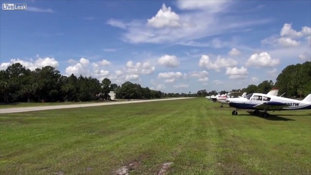 Il se rend compte en plein atterrissage qu'il a oublié les roues de l'avion.. Et re-décolle immédiatement !