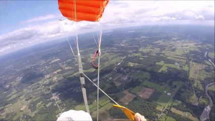 Télécharger la video: Ce Jet privé manque de peu un parachutiste en plein saut dans le vide !!