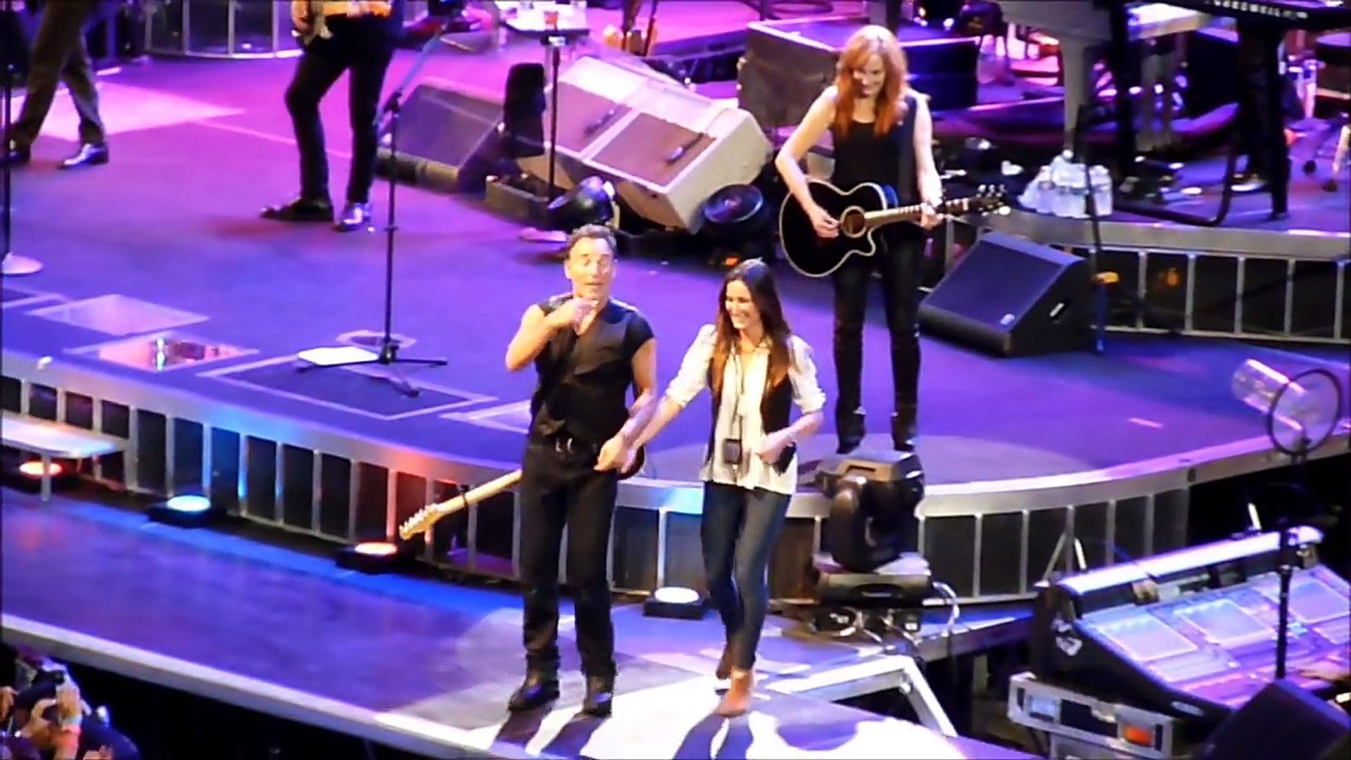 Bruce & Jessica Springsteen - Dancing In The Dark live @Bercy Paris 2012 -  video Dailymotion