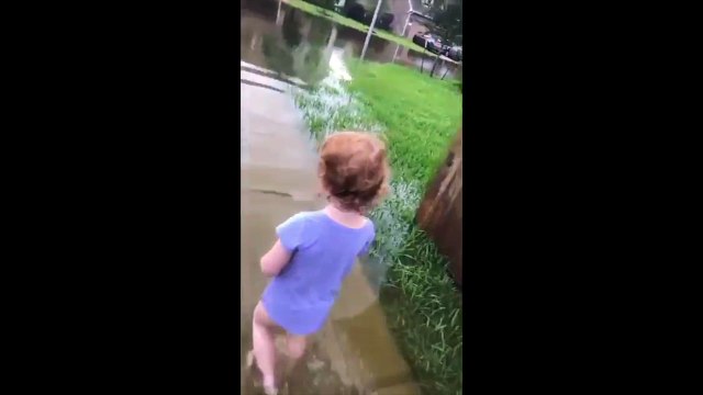 Il ramène cette fillette perdue hors de chez elle pendant l'ouragan Harvey au Texas !