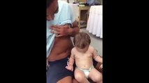 Cette petite fait les mêmes mouvements de ventre que son père ! Trop chou