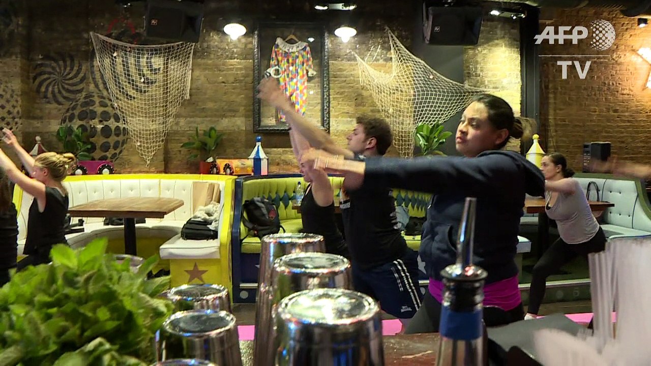A Londres, des cours de yoga-bière dans les pubs
