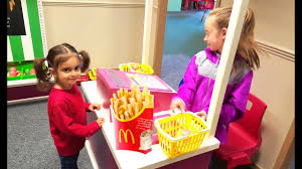 Doing Grocery Shopping - Supermarket Song - Pretend Food