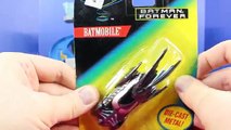 Et homme chauve-souris batailles voiture contrôle chaud énorme éloigné réplicats roues Imaginext joker batmobile c