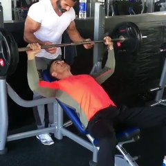 أحمد عز يستعرض عضلات بطنه في "الجيم"