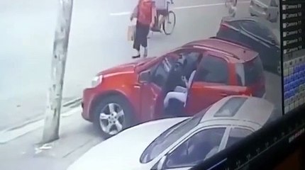 Download Video: Une femme se sert de sa jambe pour arrêter sa voiture !