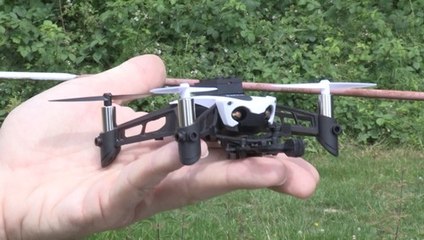 Présentation du Parrot Mambo, un drone qui lance des billes et attrape des objets