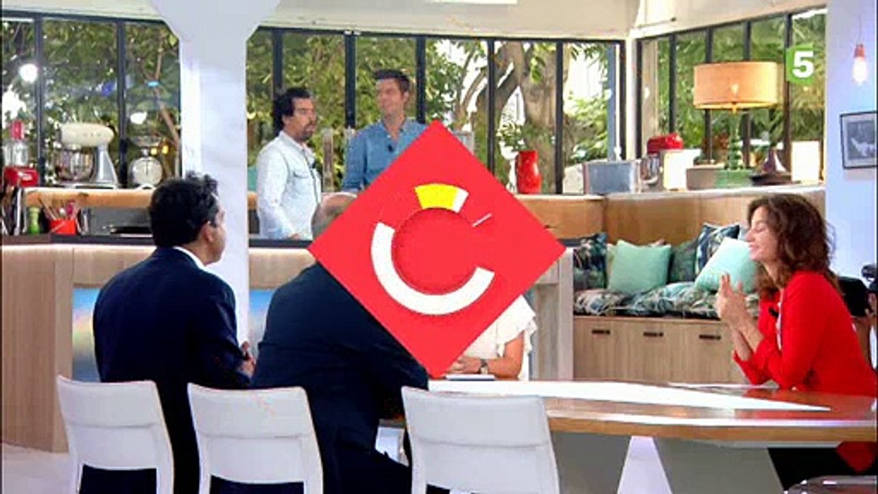 Troisième animatrice de "C à vous", Anne-Elisabeth Lemoine a pris à 19h les commandes de "C à vous"