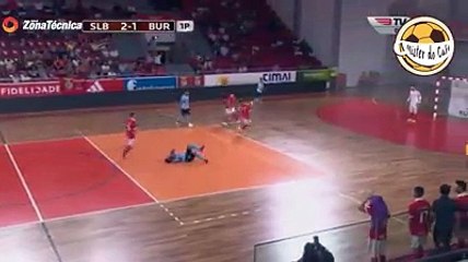 Jogador do Benfica agride BRUTALMENTE adversário