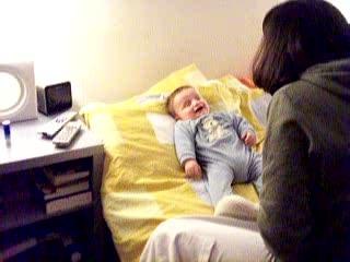 Sur le lit avec maman