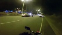 Ce motard ne s'attendait pas à se faire doubler et ridiculiser par ce gars !