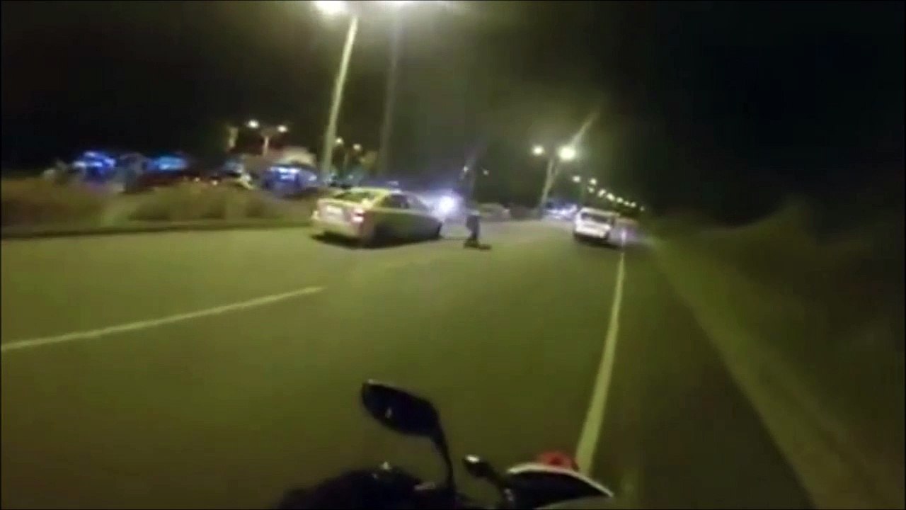 Ce motard ne s'attendait pas à se faire doubler et ridiculiser par ce gars !