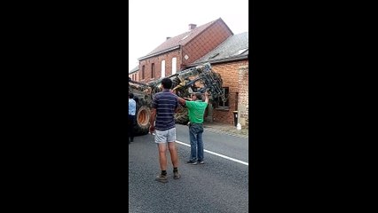 Une remorque de tracteur se renverse à Rouveroy