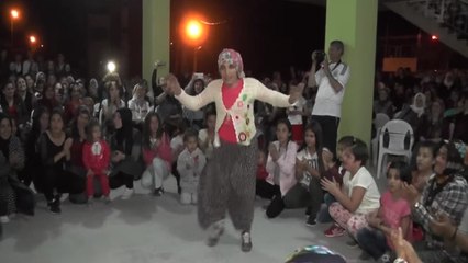 Cillo bomun çivisini çıkaran kız