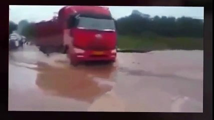 ارض تبتلع شاحنه كامله