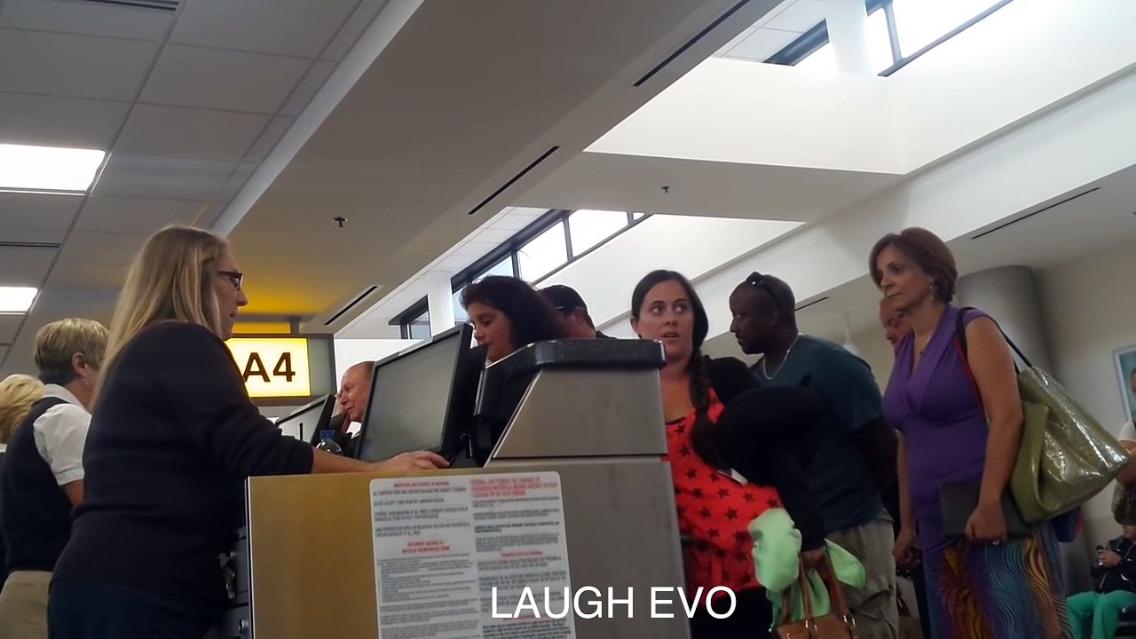 ULTIMATE PUBLIC FREAKOUT COMPILATION INSTANT KARMA ANGRY PEOPLE RACIST 2017 FAILS_clip6