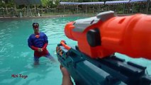 Siêu nhân người nhện bắn súng Nerf chiến đấu với Joker Maleficent Nerf War Pool Par