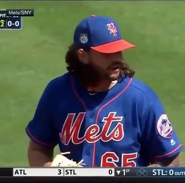 Un baseballeur remplaçant rattrape une batte lancée avec grande classe