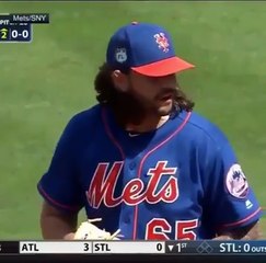 Un baseballeur remplaçant rattrape une batte lancée avec grande classe