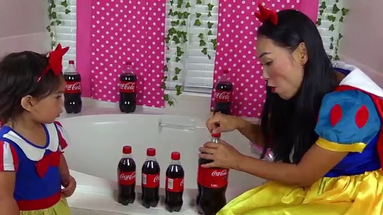 Magic Chocolate Fountain vs Rapunzel Baby, Frozen Elsa, Snow white w/ Maleficent