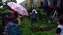 Hindistan'ın Thane Şehrinde Tren Raydan Çıktı