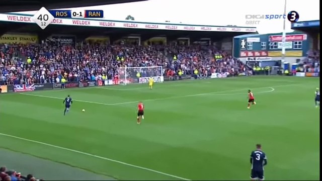 Un gardien dribble un joueur mais fanfaronne un peu trop...