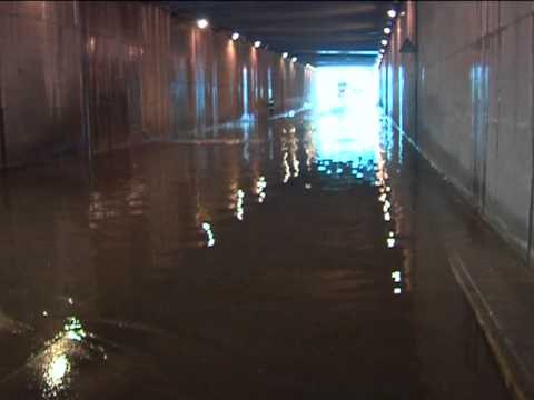 TG 12.11.13 Maltempo a Bari, città allagata e traffico in tilt