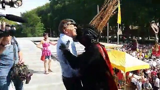 Ducasse d'Ath: Jacques van den Biggelaar (Rtl-Tvi) piégé par le Sauvage