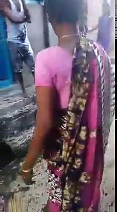 انڈیا میں دوعورتوں کے درمیان گھر کی صفائی کے تنازعے پر ہونے والی لڑائی کے چند مناظر دیکھیے۔ ویڈیو: عاطف لطیف۔ لاہور