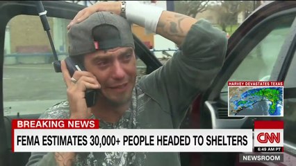 Ce réfugié de l'ouragan retrouve ses parents grâce à son Interview en direct à la Télé ! Ouragan Harvey - Houston