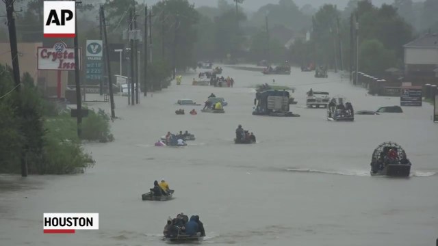 Des milliers de civils aident les réfugiés de l'ouragan Harvey à Houston au Texas