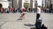 Cette mamie danse comme une folle sur de la musique Beatbox dans les rues de Bruxelles !