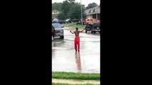 Ils dansent pour défier l'ouragan harvey en pleine rue sous la tempête !