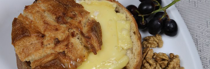 طريقة عمل رغيف الخبز بجبنة الكاممبرت بالفيديو