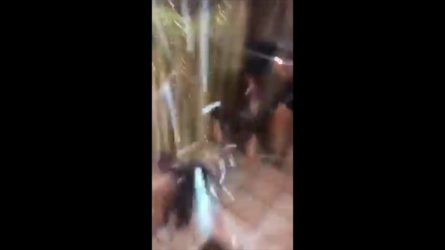 Elle boit le champagne à la bouteille... et s'explose dessus !! Bon Anniversaire !