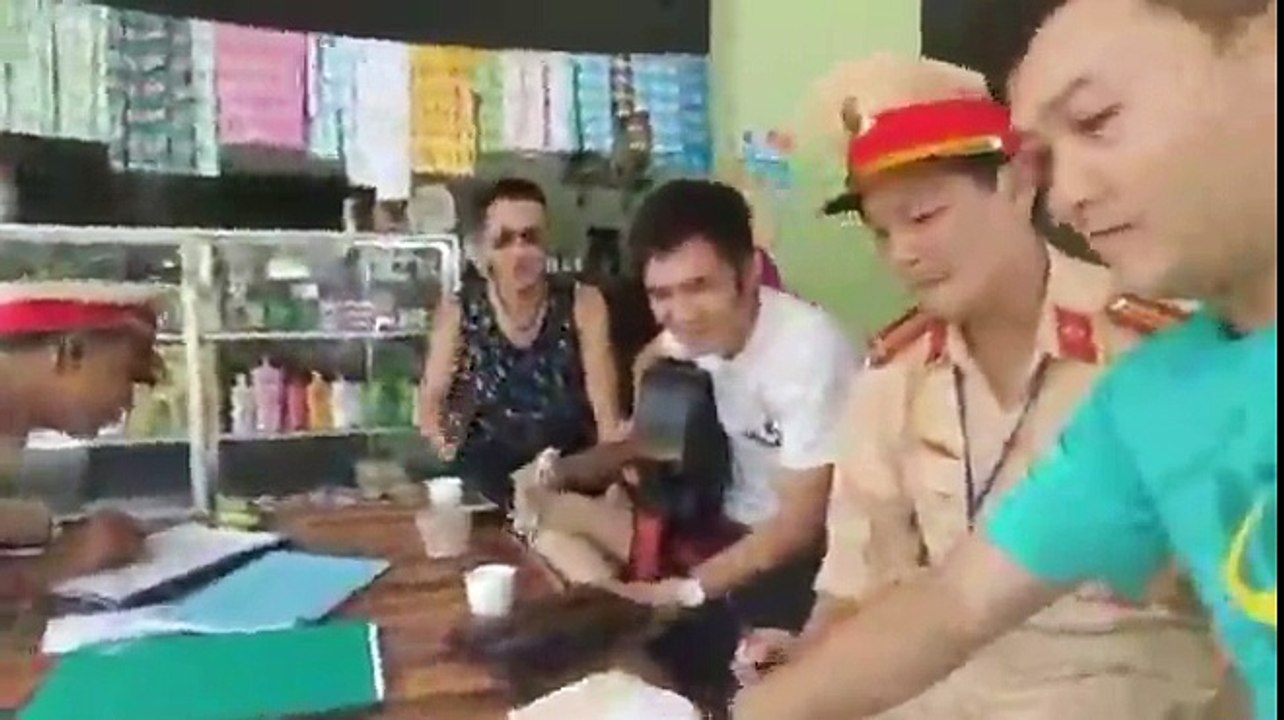 Xử phạt xong, CSGT tỉnh Nghệ An lôi guitar và ngồi hát hò với người vi phạm