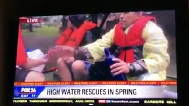 Ils prennent un verre de Gnole en plein sauvetage de l'ouragan Harvey au Texas sur le Bateau !