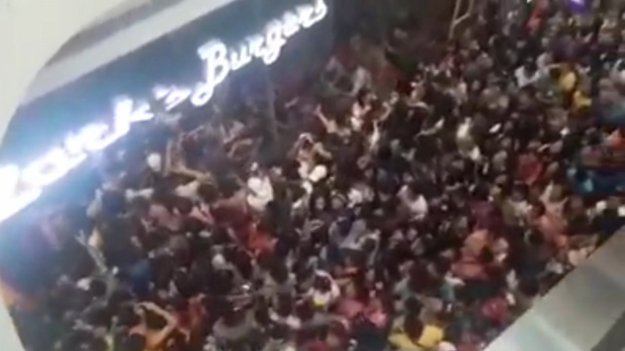 Philippines crowd riots over bargain burgers