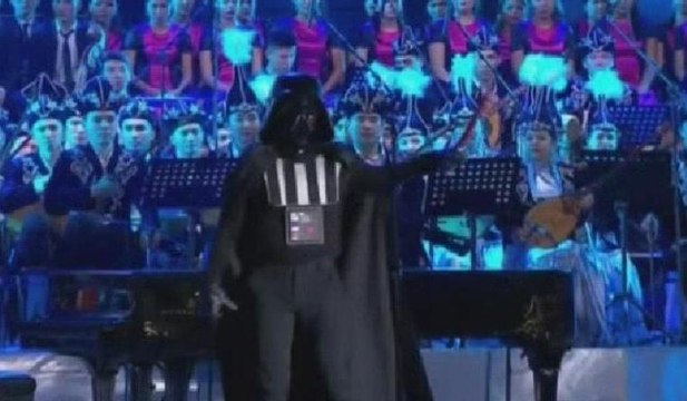 'Darth Vader' Kazakistan'da orkestra yönetti