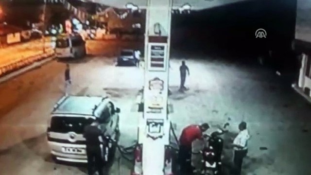 Akaryakıt istasyonunda bıçaklı saldırı güvenlik kamerasında