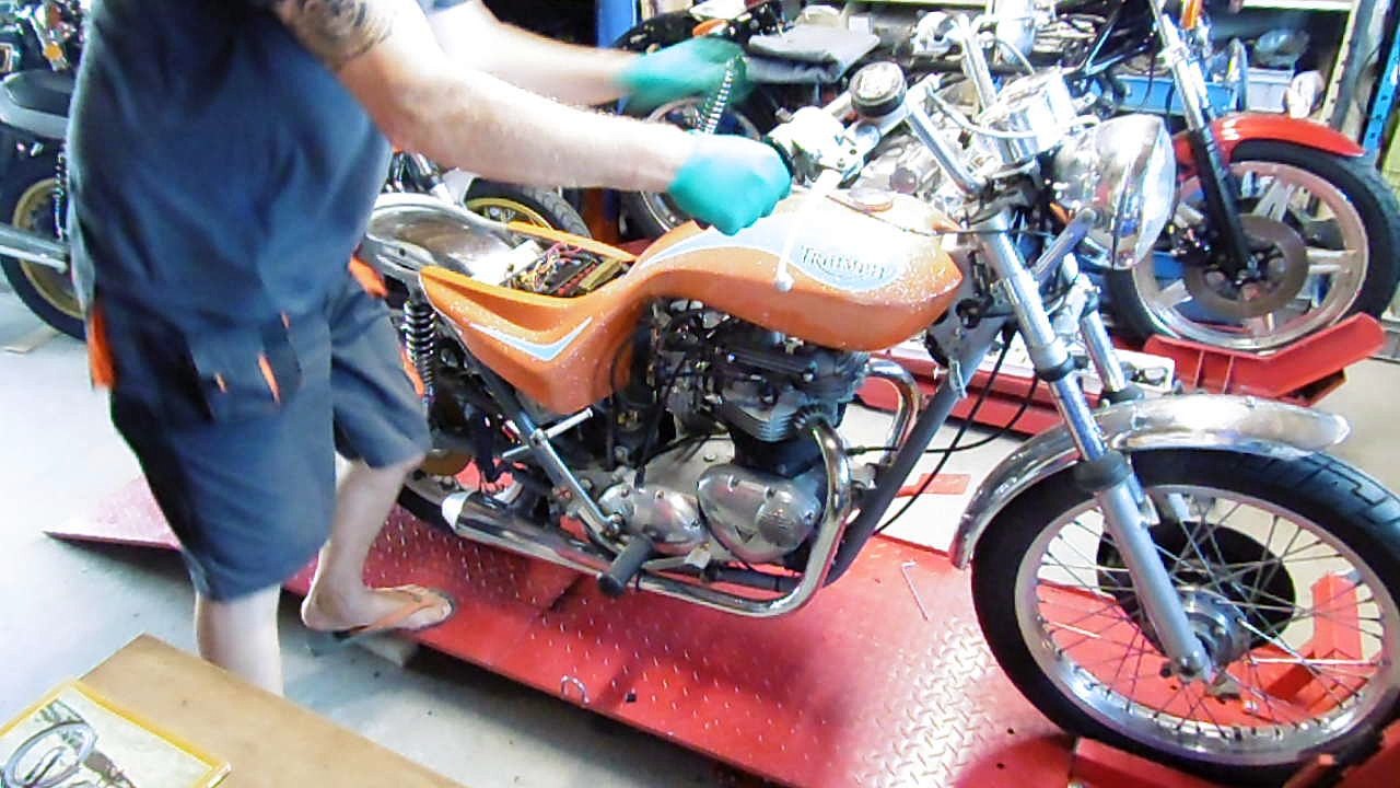 Triumph T140