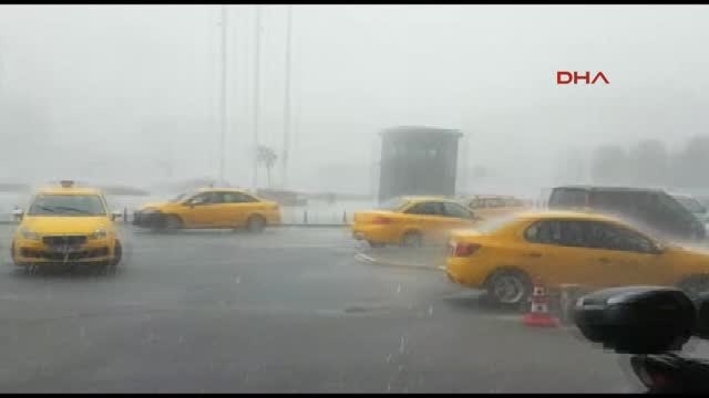 Taksim Meydanı'nda Kuvvetli Yağış