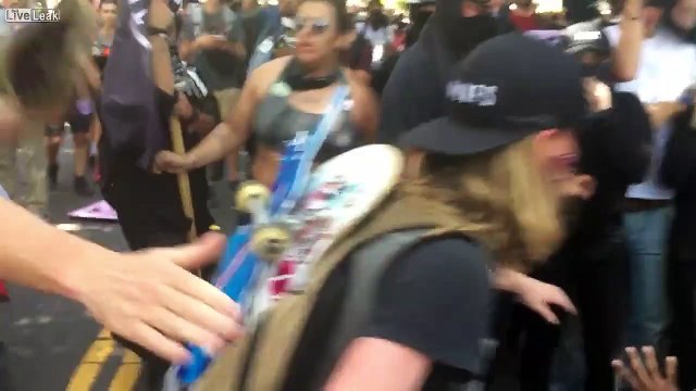 Un photographe sauve un nazi qui a failli se faire tuer par des antifascistes !