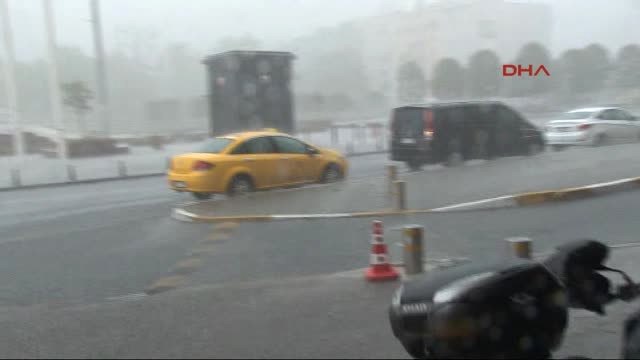 Taksim Meydanı'nda Kuvvetli Yağış