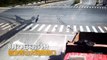 Chine : Un motard sauve sa vie avec un réflexe de film d'action !