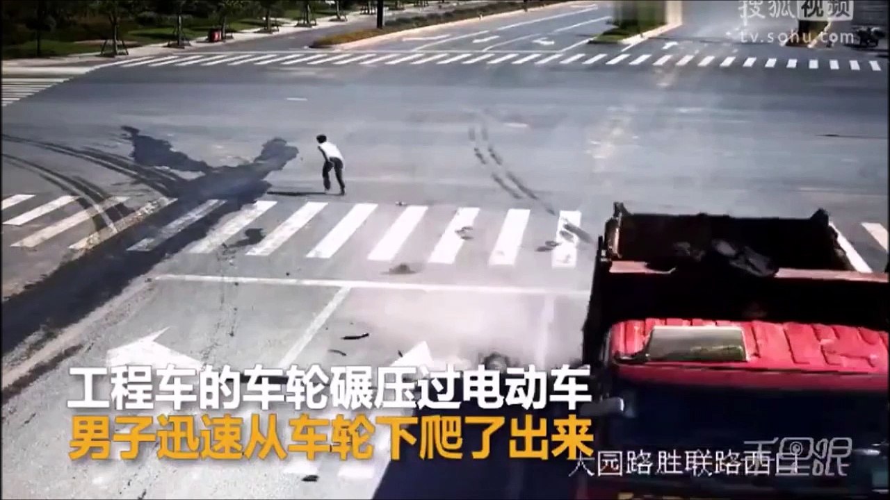 Ce motard qui chute a eu le bon réflexe au bon moment