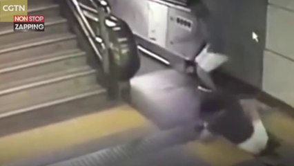 Chine : Une femme tombe à travers un escalator ! (Vidéo)