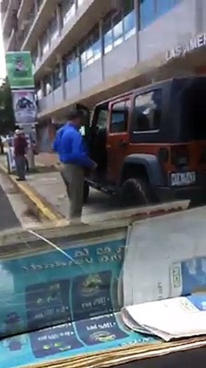 Santini Estacionado sobre la acera